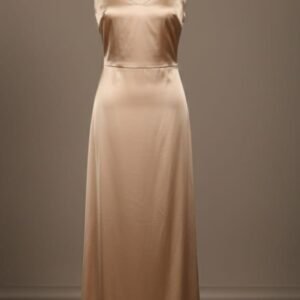 Vestido de satén dorado es un modelo de dama de honor