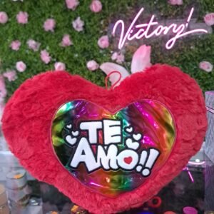 Cojín de peluche en forma de corazón con el texto "TE AMO!!