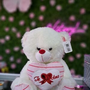 Osito de peluche blanco de 10 pulgadas de alto que sostiene un corazón.