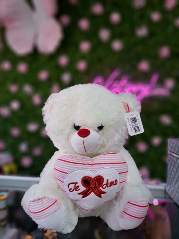 Osito de peluche blanco de 10 pulgadas de alto que sostiene un corazón.