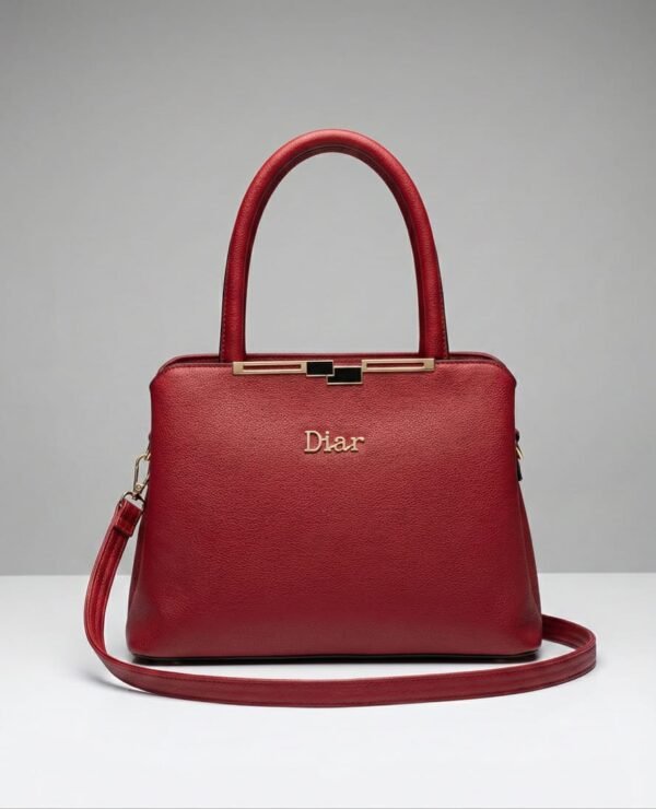 Bolso rojo para mujer elegante con asa superior y correa bandolera ajustable.