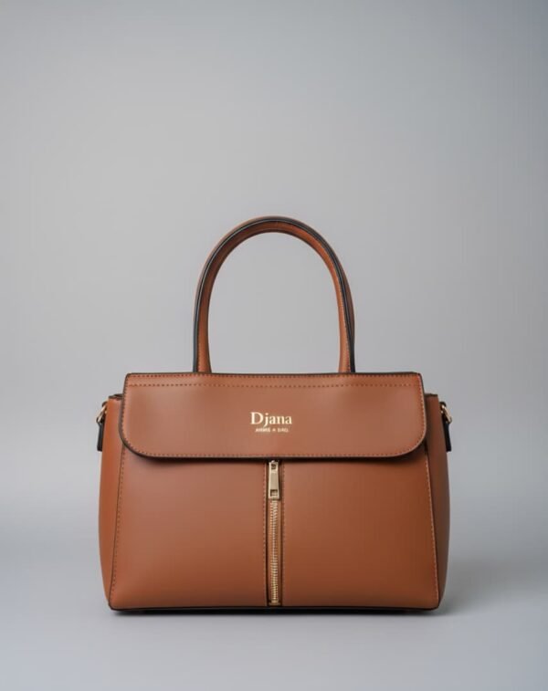 Bolso de mano de color marrón con cremallera frontal central y asas superiores es un accesorio elegante y versátil.