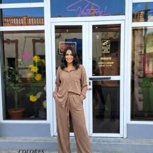 Conjunto de ropa de estar por casa con camisa plisada arrugada y botones