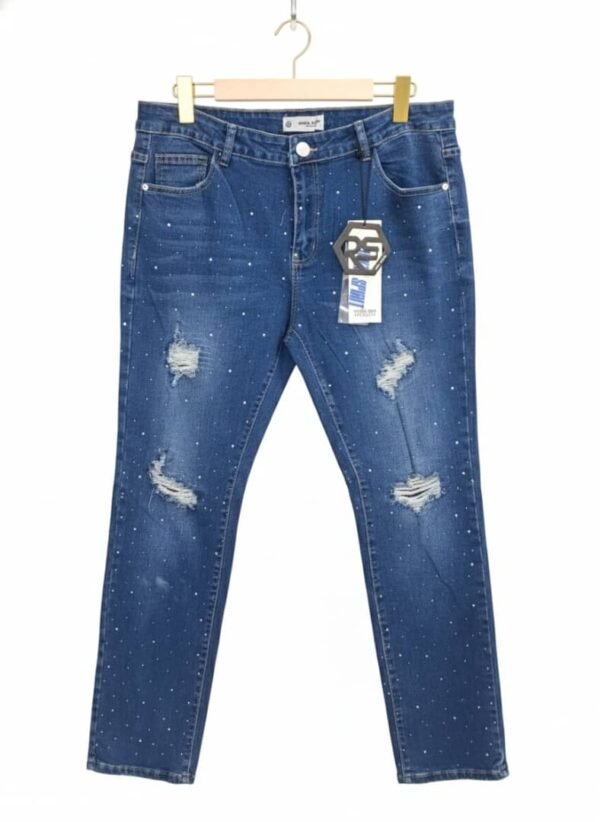 Jeans de mujer decorados con cristales y diseño desgastado con roturas.
