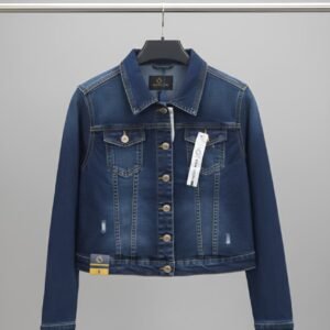 Chaqueta de mezclilla azul para mujer con botones frontales y detalles desgastados.