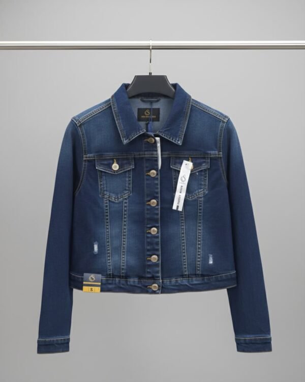 Chaqueta de mezclilla azul para mujer con botones frontales y detalles desgastados.