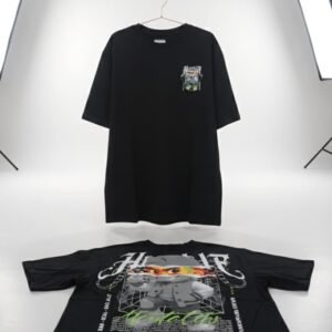 Camiseta negra con estampado gráfico en el pecho y un diseño más grande en la parte trasera.