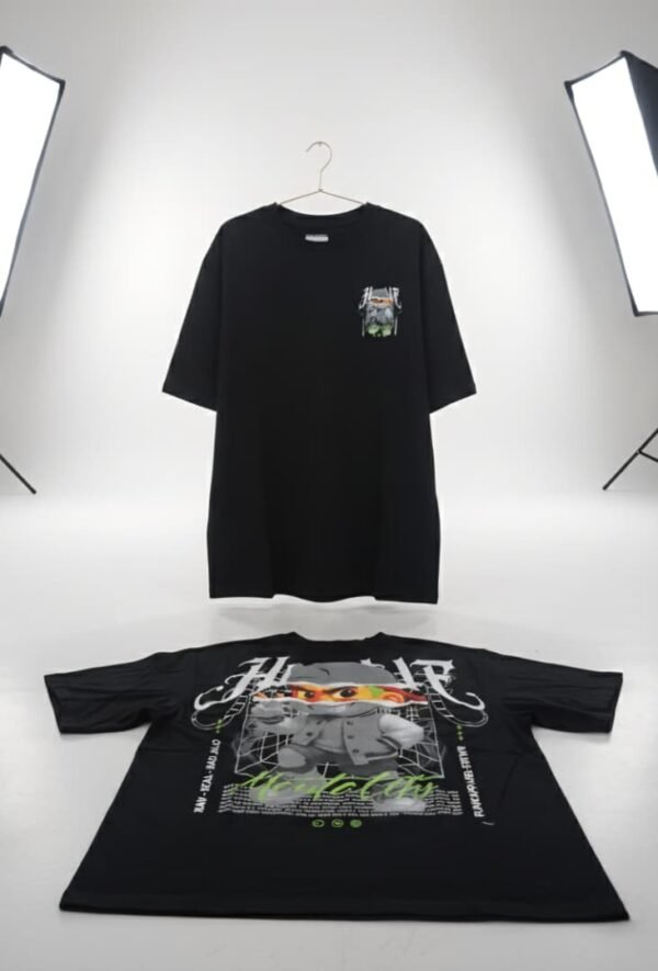 Camiseta negra con estampado gráfico en el pecho y un diseño más grande en la parte trasera.