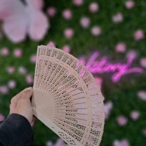 Abanico plegable de tela color beige con estructura de plástico