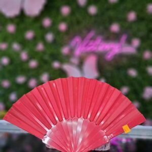 Abanico plegable de tela color rojo con estructura de plástico
