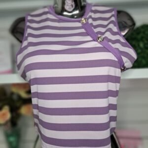 Blusa de corte atlético en lila y blanco cuenta con un diseño de botones decorativos en el hombro y está confeccionada en tela acanalada