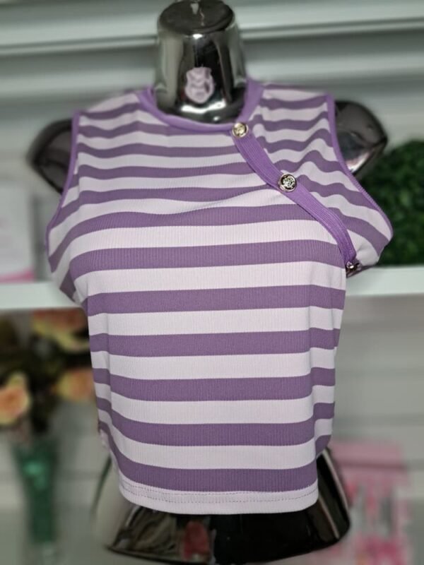 Blusa de corte atlético en lila y blanco cuenta con un diseño de botones decorativos en el hombro y está confeccionada en tela acanalada