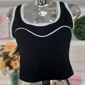 Top corto negro con bordes blancos, diseñado con un estilo deportivo y elástico