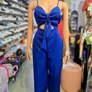 Enterizo azul presenta un diseño con aberturas y un detalle de nudo en el frente