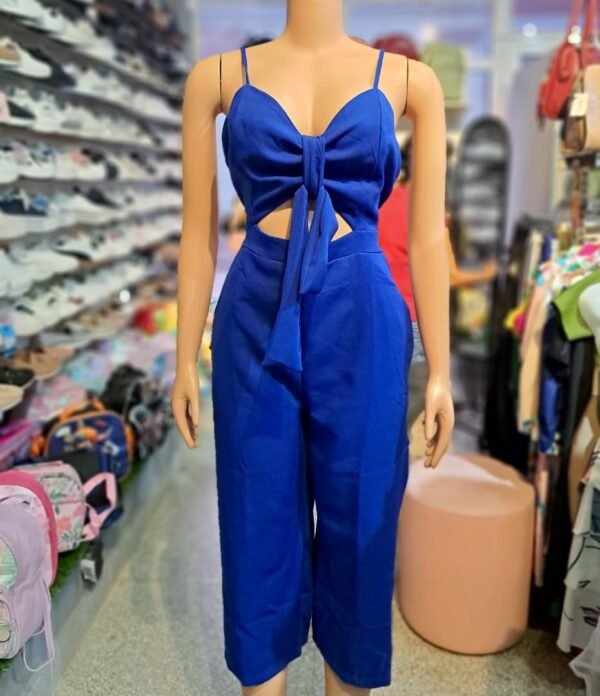 Enterizo azul presenta un diseño con aberturas y un detalle de nudo en el frente