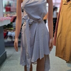 Vestido de mujer de una sola manga con rayas verticales y un cinturón anudado en la cintura.