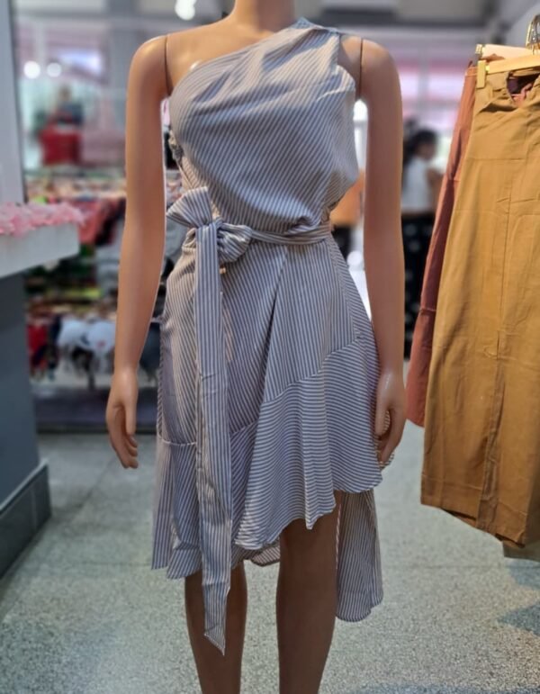 Vestido de mujer de una sola manga con rayas verticales y un cinturón anudado en la cintura.