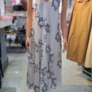 Vestido largo blanco de tirantes con un diseño estampado de flores negras, ideal para un estilo casual y veraniego.