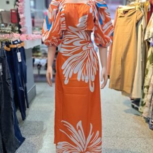 Vestido largo de color naranja con estampado tropical y mangas abullonadas, ideal para un estilo fresco y femenino
