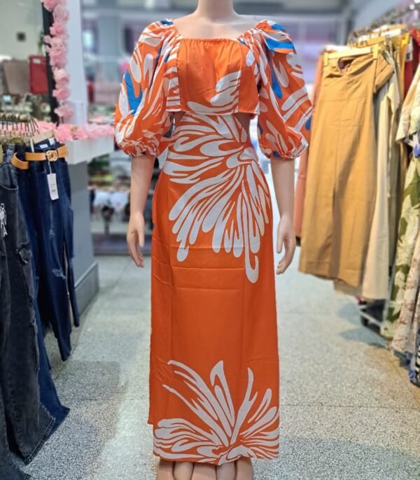 Vestido largo de color naranja con estampado tropical y mangas abullonadas, ideal para un estilo fresco y femenino