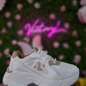 Zapatillas deportivas de estilo urbano cuentan con una suela gruesa y plataforma