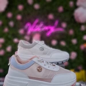 Tenis casuales de plataforma con diseño moderno en tonos beige y rosa.