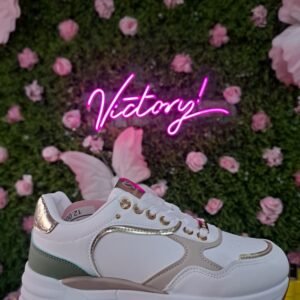 Tenis deportivos blancos de plataforma para mujer presentan detalles en dorado y beige