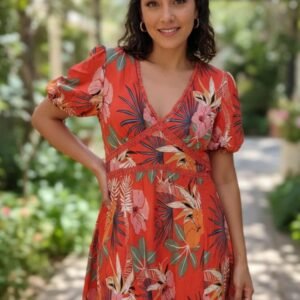 Vestido Rebecca Minkoff Crosby presenta un vibrante estampado tropical con detalles de encaje.