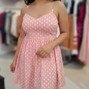 Vestido mini con diseño de lunares.