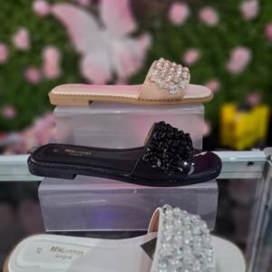 Sandalias decoradas con perlas y brillantes, ofreciendo un estilo cómodo y elegante para el verano.
