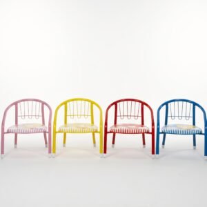 Silla de metal con chifle para niños