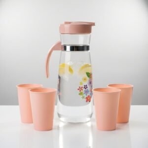 Set de una jarra de vidrio con diseño floral y cuatro vasos de plástico en color rosa melocotón.