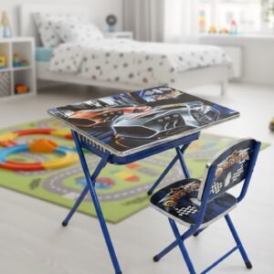 Conjunto de mesa y silla plegable para niños, ideal para actividades como dibujar, estudiar o jugar, diseñado con un tema de carreras de autos.