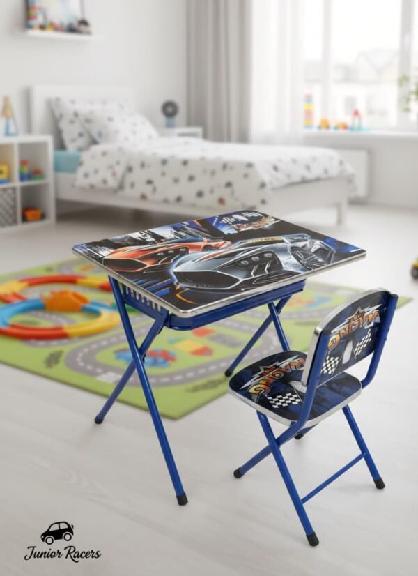 Conjunto de mesa y silla plegable para niños, ideal para actividades como dibujar, estudiar o jugar, diseñado con un tema de carreras de autos.