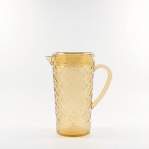 Jarra de acrílico ambarino con un diseño con relieve de flores y es perfecta para servir bebidas con estilo.