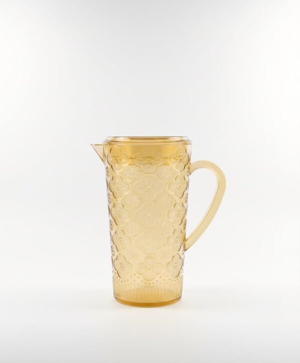 Jarra de acrílico ambarino con un diseño con relieve de flores y es perfecta para servir bebidas con estilo.