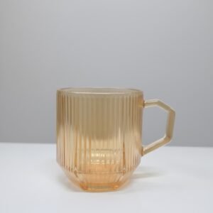 Taza de café de vidrio ámbar acanalado cuenta con un asa geométrica y un diseño vintage.
