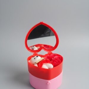 Caja con forma de corazón diseñada para San Valentín que incluye un oso y rosas de jabón.
