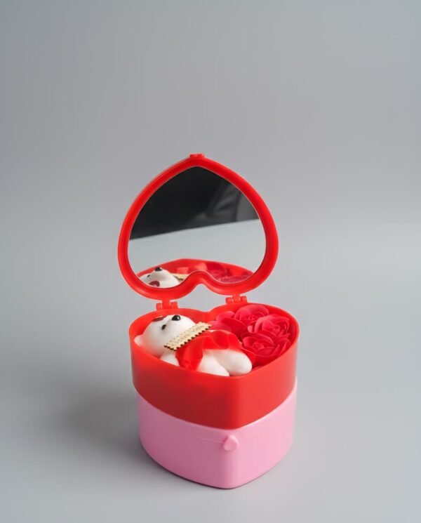 Caja con forma de corazón diseñada para San Valentín que incluye un oso y rosas de jabón.