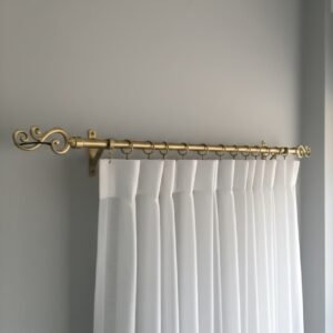 Barra de cortina de ducha ajustable Kingston Brass Edenscape de 72 pulgadas en latón cepillado.