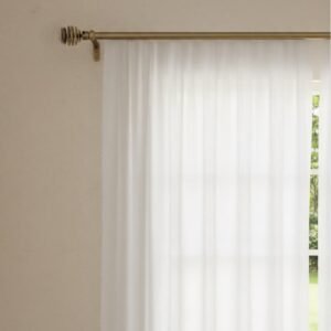 Barra de cortina de estilo rústico en color oro envejecido, ideal para añadir un toque clásico a la decoración del hogar.