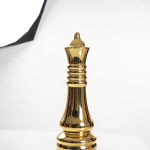 Decoración en forma de reina de ajedrez dorado