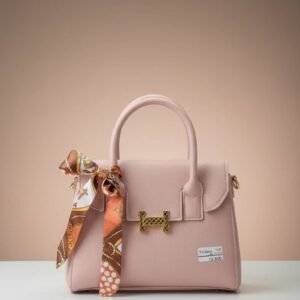 Bolso rosa tipo satchel con diseño estructurado, detalles dorados y un pañuelo decorativo incluido..