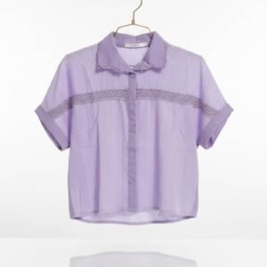 Camisa lavanda con cuello clásico, bolsillos delanteros y detalles de encaje.