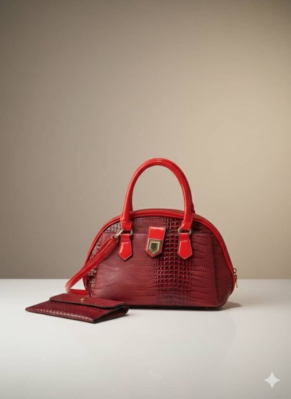 Bolso Patou bowling con una textura de piel de cocodrilo en relieve y un diseño elegante en forma de media luna.