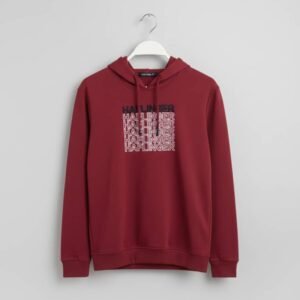 Sudadera con capucha de color rojo vino con un gráfico de texto bordado en el pecho.
