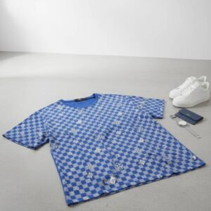 Camiseta confeccionada en 100% cachemir con un patrón a cuadros azul y blanco, mangas cortas y cierre frontal con botones de presión