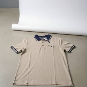 Camisa tipo polo para hombre de color beige con cuello y puños en contraste