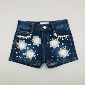 Pantalones cortos de mezclilla para niñas decorados con apliques florales y perlas.