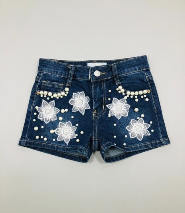 Pantalones cortos de mezclilla para niñas decorados con apliques florales y perlas.